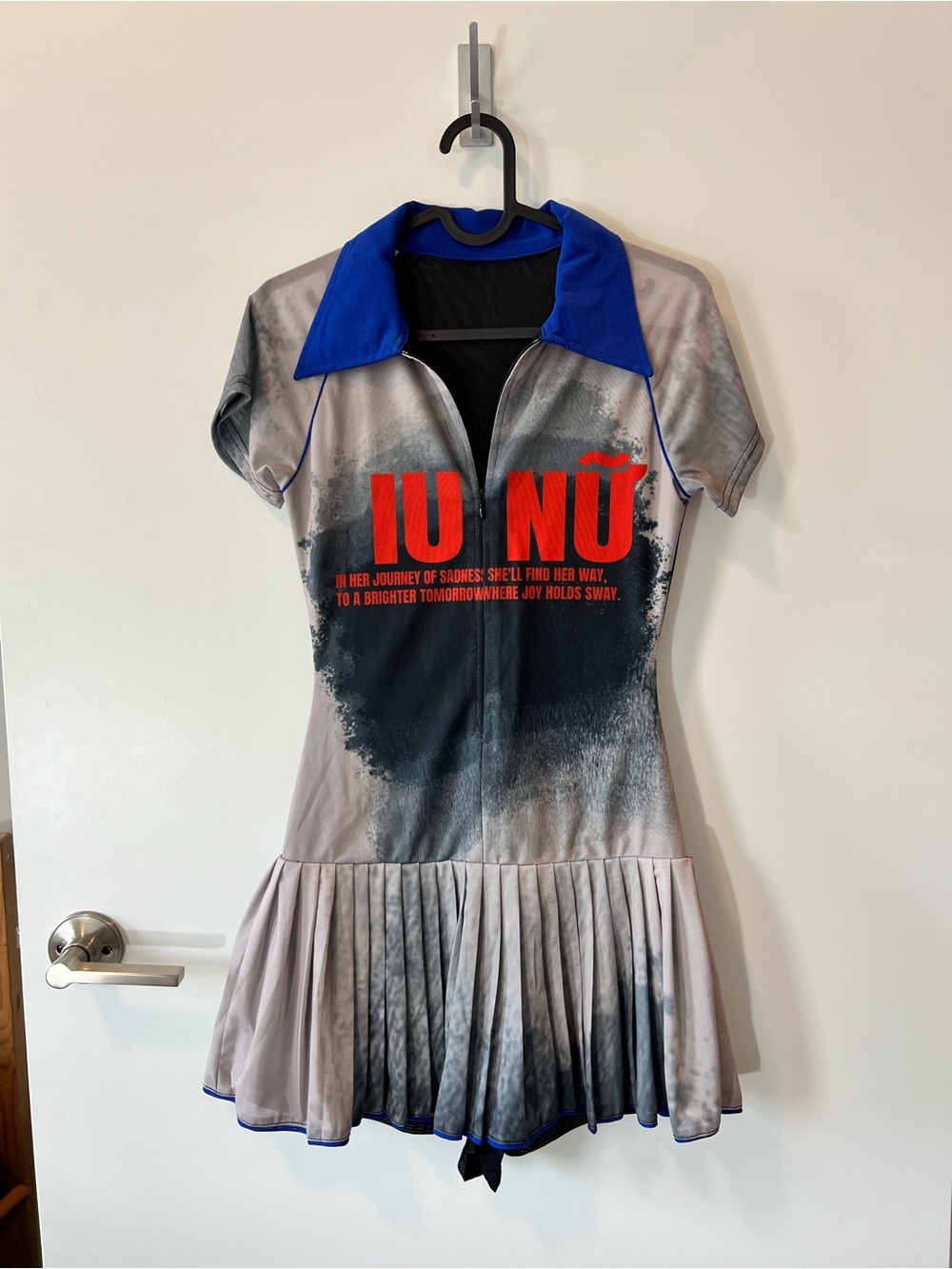 IU Nữ Blue-Collar Graphic Pleated Women’s Dress